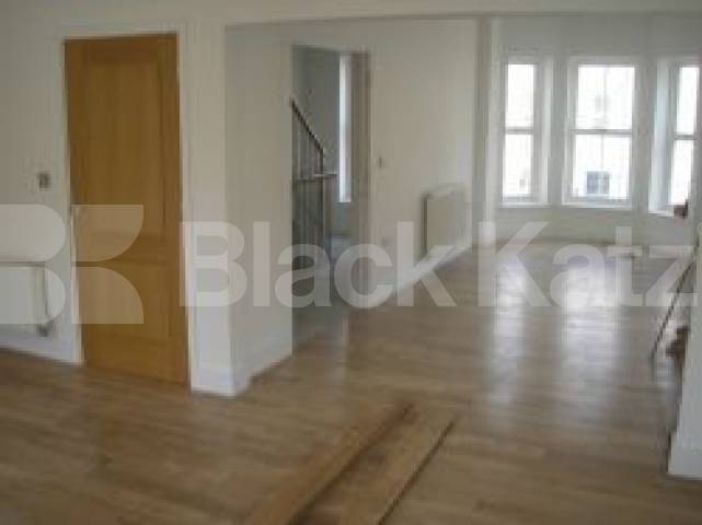 			5 Bedroom, 1 bath, 1 reception Flat			 Canal Boulevard, CAMDEN NW1